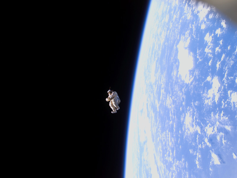 Illustration for article titled El satélite más espeluznante de la historia fue esta silueta de un astronauta vagando por el espacio